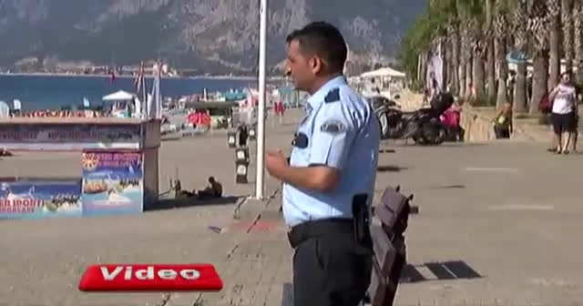 Otomobilde kilitli kaldı, polis araç sahibini plajda megafonla aradı