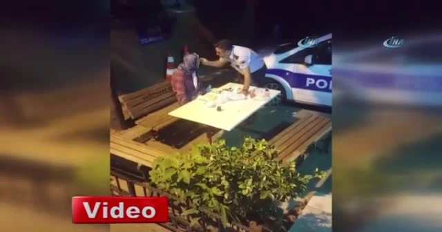 Polis, yaşlı ve hasta olan kadını elleriyle besledi