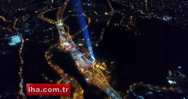 Şehitler Köprüsü'nde şehitler için gökyüzüne yansıtılan ışık havadan görüntülendi