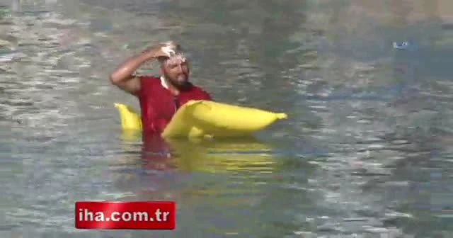 Sulama kanalında deniz yatağı keyfi