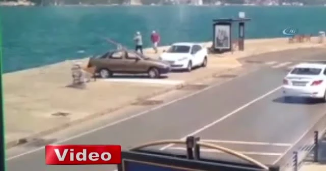Tarabya'da aracın denize uçma anı güvenlik kamerasında