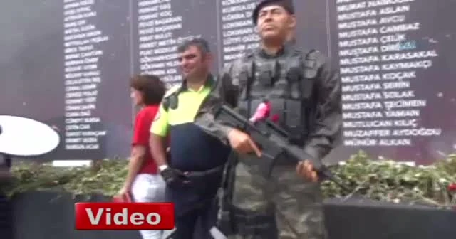 Trafik polisi, Ömer Halisdemir heykelinin elini öptü
