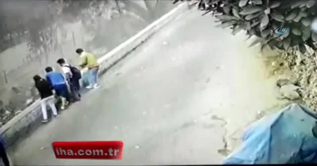 Tur otobüsü devrildi: 9 ölü, 25 yaralı