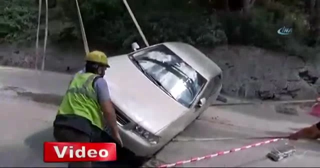 Üsküdar'da yol göçtü: 1 araç içine düştü