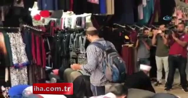 Yahudi yerleşimcilerden namaz kılanlara çirkin hareket