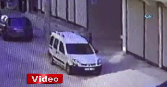 Yola kaçan topu almak isterken minibüsün altında kaldı