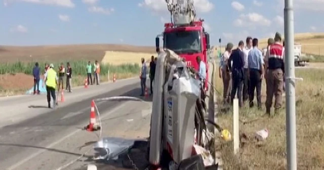 Yolcu otobüsü ile otomobil çarpıştı: 3 ölü