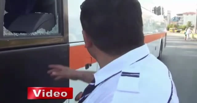Yolda şınav çekerken kendisini uyaran tur otobüsünün camlarını kırdı