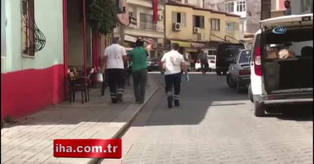 Başka bir kadınla gördüğü kocasını sokak ortasında bıçakladı
