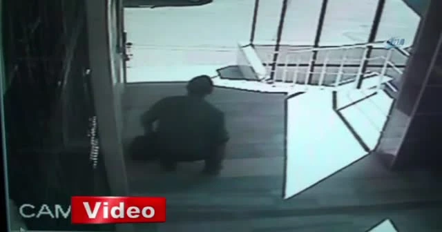 Camiye giren hırsız projeksiyon cihazını çaldı