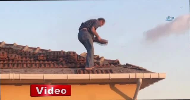Çatıda ölümüne çalışma kameraya yansıdı