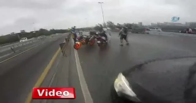 E-5'i birbirine katan kediyi kurtarma çabası kamerada