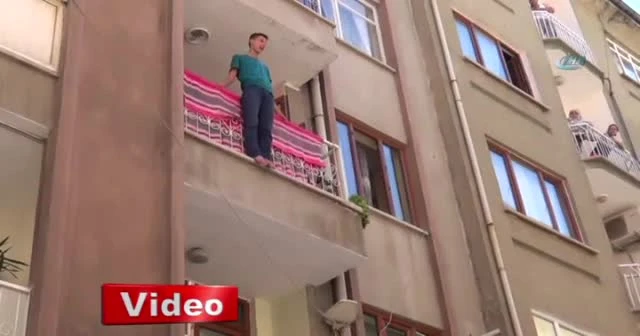 Evde yalnız kalan engelli çocuk yürekleri ağza getirdi