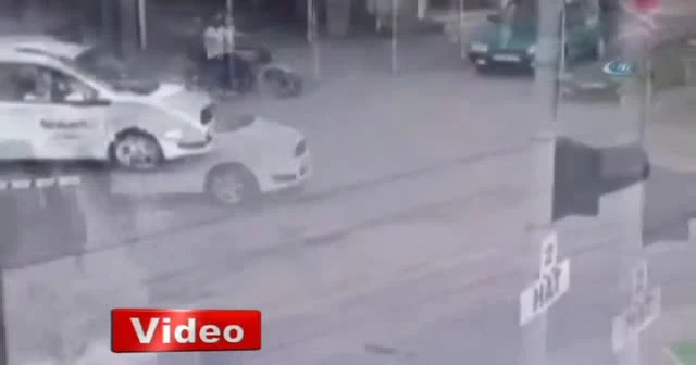 Feci kaza kamerada: Trenin altında kaldılar
