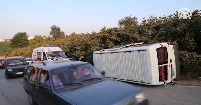 Fındık işçilerini taşıyan minibüs devrildi: 17 yaralı