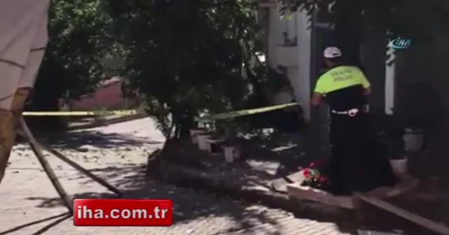 Freni boşalan kamyon eve çarparak durabildi!