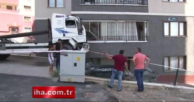Freni boşalan kamyon eve çarparak durabildi