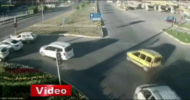 Gelin arabasının önüne yattı, ölümden döndü