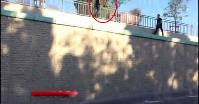 Gençlerin tehlikeli oyunu kameraya yansıdı