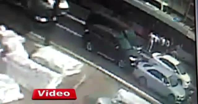 İki tramvay arasında kalan motosikletlinin görüntüleri kamerada