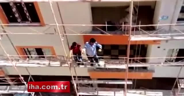 İnşaat işçileri iskele üzerinde halay çekti