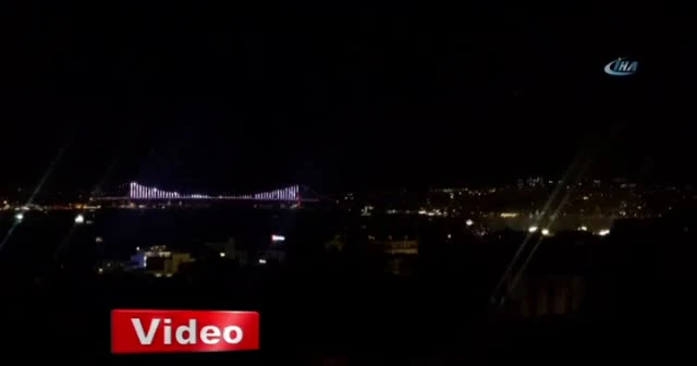 İstanbul Boğazı'nda havai fişeklerin görsel şöleni