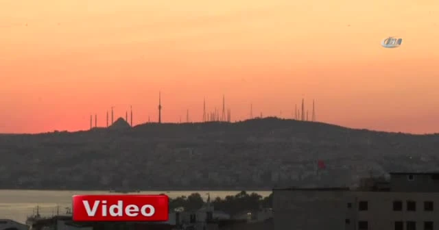 İstanbul’da gün doğumu kartpostallık görüntülere sahne oldu
