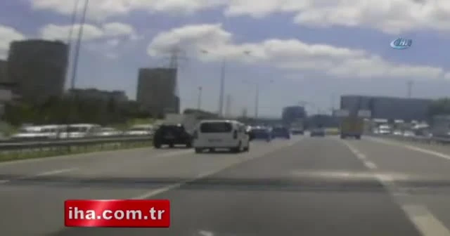 İstanbul trafiğinde makas terörü kamerada