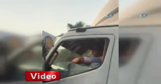 Kamyonet şoförü, seyir halinde uyuşturucu madde kullanırken görüntülendi