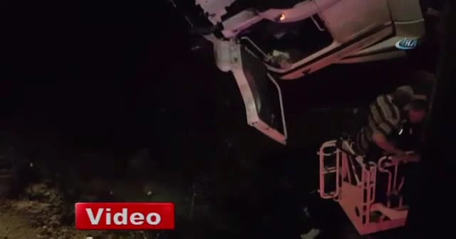 Köprüden uçan tır köprü bariyerlerinde asılı kaldı