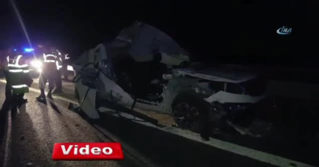 Lüks araç bariyerlere çarptı: 2 ölü, 3 yaralı