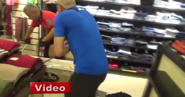 Mağazaya gelen elbise kolisinden yılan çıktı
