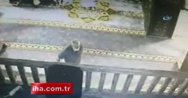 Minik yaramaz taburesini aldığı adamı yere düşürdü