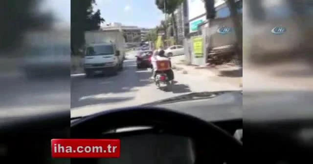 Motosiklete 2 çocuğuyla birlikte binen çiftin tehlikeli yolculuğu