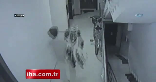 Önce ayakkabıları sonra bebek arabasını çaldı