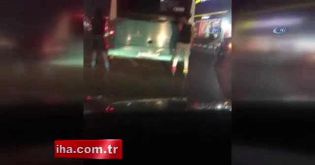 Patenli gençlerin otobüse tutunarak yaptığı tehlikeli yolculuk görüntülendi