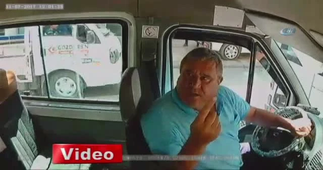 Şoföre yumruk attı, minibüs kaza yaptı