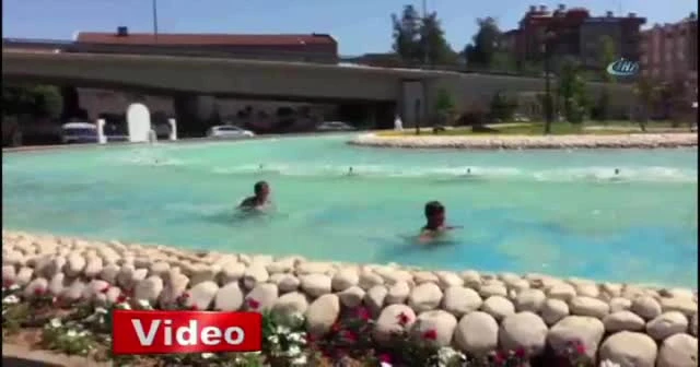 Suriyeli çocukların süs havuzunda tehlikeli eğlencesi