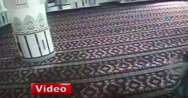 Vicdansız cami hırsızı kameraya böyle yakalandı