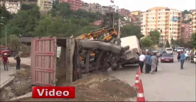 Yük boşaltan çekici devrildi, faciadan dönüldü