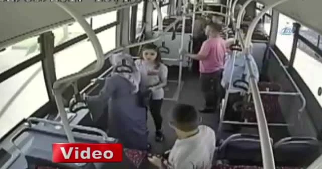 Belediye otobüsüne saldırıp, yolcuyu darp ettiler