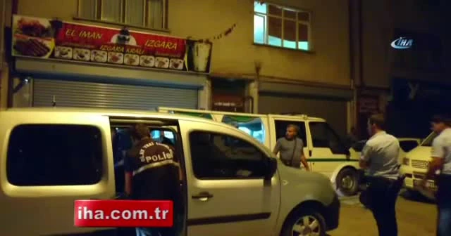 Eşi ve eve gelen misafirini bıçaklayarak öldürdü