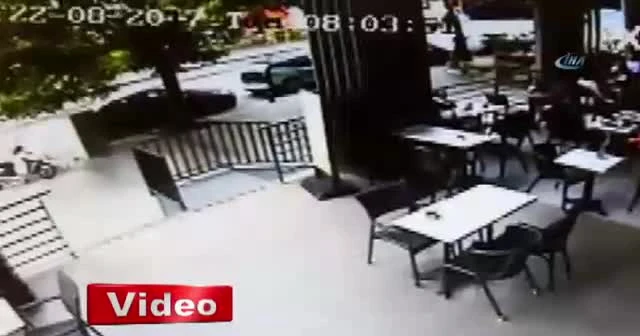 İstanbul’un göbeğinde kadına tekme tokat dayak kamerada