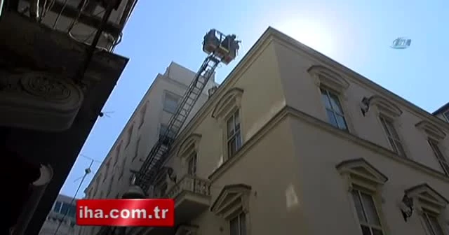 İstiklal Caddesi'nde çatı yangını vatandaşları sokağa döktü