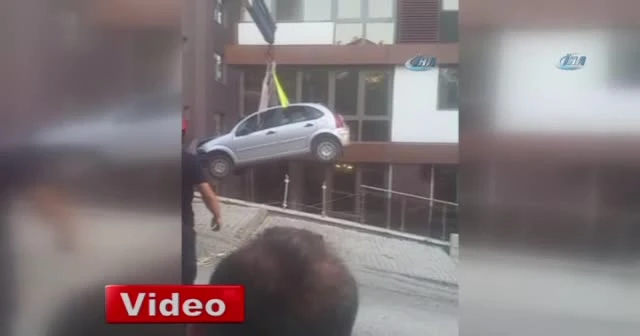 Kadın sürücü aracıyla birlikte havada asılı kaldı