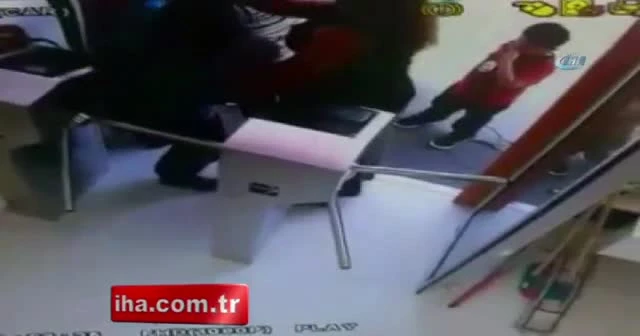 Kadın tuvalet görevlisini 1 lira için tekme tokat dövdüler