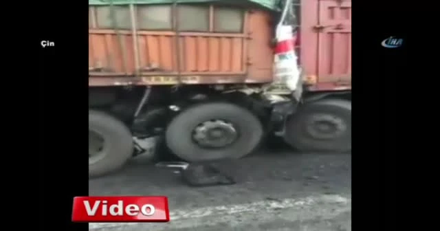 Kâğıt gibi ezilen şoför mahallinde can verdi