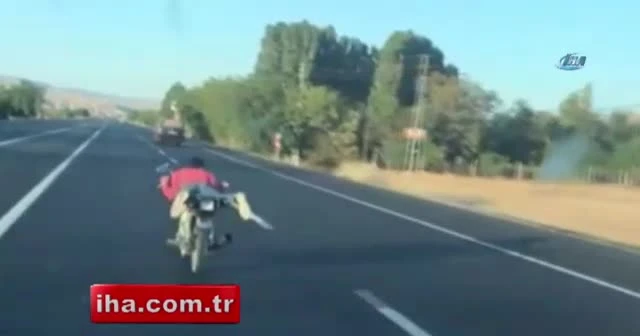 Motosiklet sürücüsünün tehlikeli yolculuğu