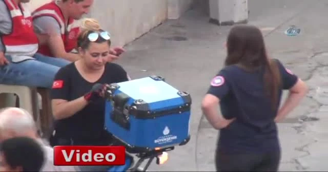 Motosikletli kadın zabıtalara Taksim’de yoğun ilgi