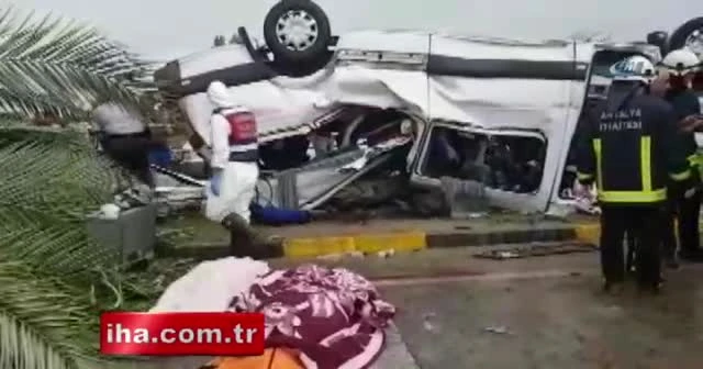 Antalya’da tur minibüsü devrildi: 3 turist öldü